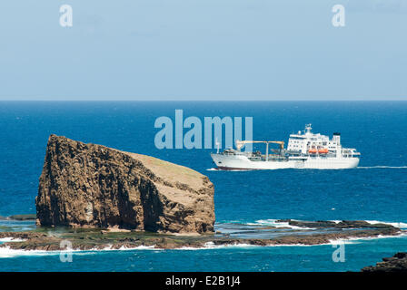 France, Polynésie Française, îles Marquises, l'île de Ua Uka, Aranui 3 naviguant entre la baie de Hane et Hokatu Banque D'Images