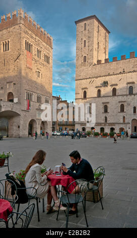 L'Italie, Ombrie, Todi, Slow City, la Piazza del Popolo, le Palazzo del Popolo à gauche, à droite le Palazzo dei Priori Banque D'Images