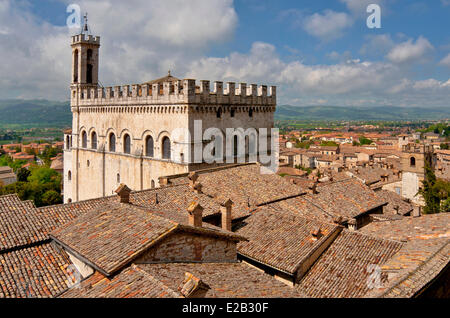 L'Italie, l'Ombrie, Gubbio, Palais des Consuls vu le palais Ducal Banque D'Images