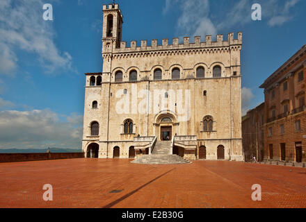 L'Italie, l'Ombrie, Gubbio, Grande Place et Palais des Consuls Banque D'Images