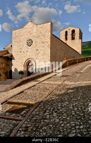 L'Italie, l'Ombrie, le village de Valnerina Vallo di Nera, nous sommes Église 13ème siècle Romane Banque D'Images