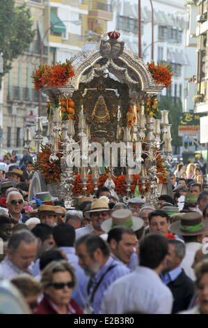 Espagne, Andalousie, Séville, Triana, le départ de la Fraternité Hacia Rocio pèlerinage à El Rocio, Espagne, la plus grande foule Banque D'Images