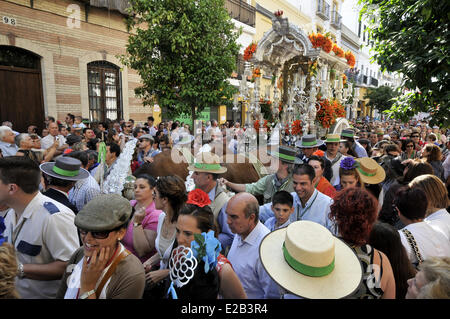 Espagne, Andalousie, Séville, Triana, le départ de la Fraternité Hacia Rocio pèlerinage à El Rocio, Espagne, la plus grande foule Banque D'Images