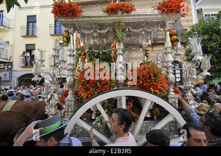 Espagne, Andalousie, Séville, Triana, le départ de la Fraternité Hacia Rocio pèlerinage à El Rocio, Espagne, la plus grande foule Banque D'Images