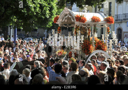 Espagne, Andalousie, Séville, Triana, le départ de la Fraternité Hacia Rocio pèlerinage à El Rocio, Espagne, la plus grande foule Banque D'Images