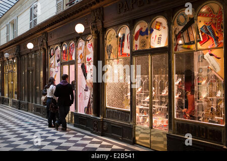 France, Paris, les gens en face de l'Louboutin vitrine dans Passage Vero Dodat Banque D'Images