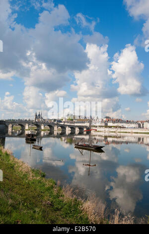 France, Loir et Cher, vallée de la Loire, classé au Patrimoine Mondial de l'UNESCO, Blois, vue sur la ville et le Pont Jacques Gabriel à partir de Banque D'Images