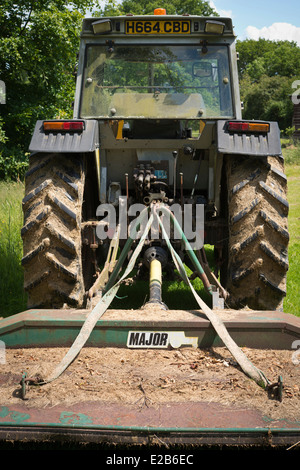 Tracteur britannique avec un champ topper fixés à la PDF Banque D'Images