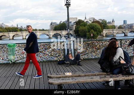 France, Paris, des berges de la Seine classées au Patrimoine Mondial par l'UNESCO, en couple sur le Pont des Arts Banque D'Images