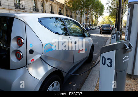 France, Paris, Autolib, voitures électriques à louer Banque D'Images