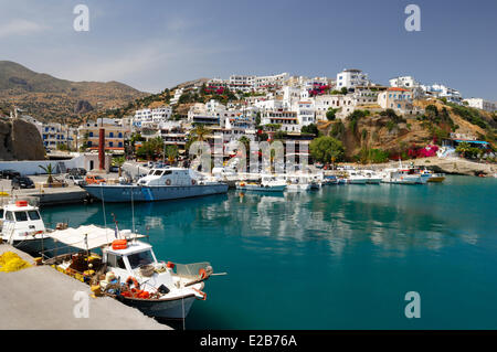 Grèce, Crète, Agia Galini, village sur la colline vu du port Banque D'Images