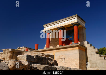 Grèce, Crete, Knossos, site archéologique, Palais du Roi Minos, l'entrée nord de colonnes Banque D'Images