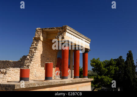 Grèce, Crete, Knossos, site archéologique, Palais du Roi Minos, l'entrée nord de colonnes Banque D'Images