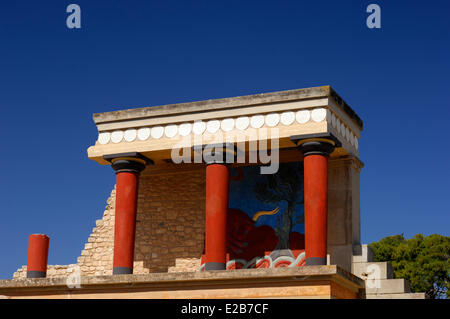 Grèce, Crete, Knossos, site archéologique, Palais du Roi Minos, l'entrée nord de colonnes Banque D'Images