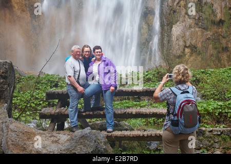 Cascades et lacs du parc national lacs de Plitvice, un site du patrimoine mondial de l'UNESCO, à la Croatie en mai - touristes posant pour une photo Banque D'Images