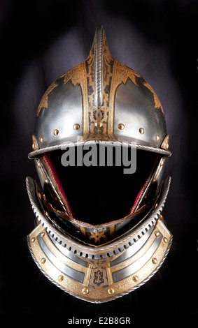 Casque de fer du chevalier médiéval. Coiffure très lourd. Banque D'Images