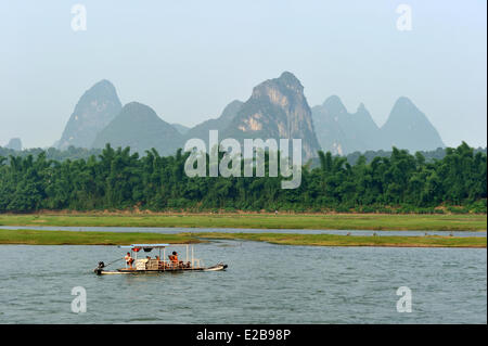 Chine, province du Guangxi, Guilin, région de montagnes karstiques et Li River autour de Yangshuo Banque D'Images