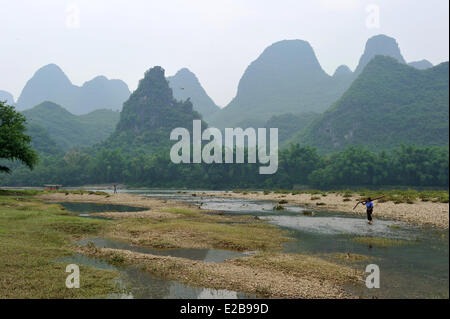 Chine, province du Guangxi, Guilin, région de montagnes karstiques et Li River autour de Yangshuo Banque D'Images