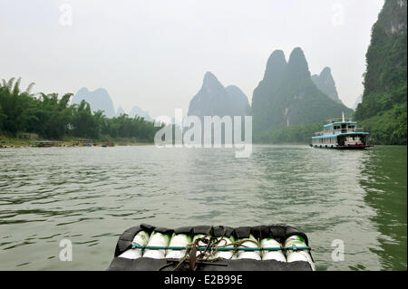 Chine, province du Guangxi, Guilin, région de montagnes karstiques et Li River autour de Yangshuo Banque D'Images