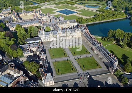 France, Seine et Marne, Fontainebleau, château royal, classé au Patrimoine Mondial par l'UNESCO, des jardins par Le Notre (vue aérienne) Banque D'Images