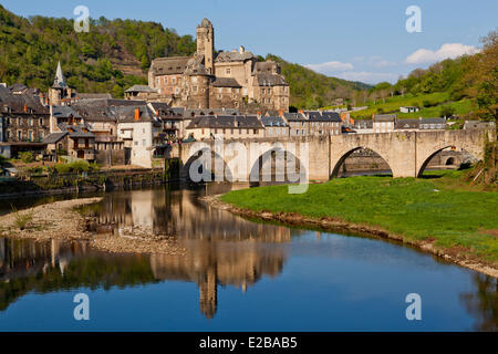 La France, l'Aveyron, Vallée du Lot, Estaing, étiqueté Les Plus Beaux Villages de France (les plus beaux villages de France), un arrêt sur el Camino de Santiago, inscrite au Patrimoine Mondial de l'UNESCO, vue sur le château du 16ème siècle et le pont gothique sur le Lot River Banque D'Images