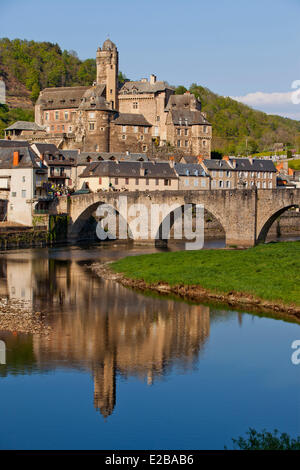 La France, l'Aveyron, Vallée du Lot, Estaing, étiqueté Les Plus Beaux Villages de France (les plus beaux villages de France), un arrêt sur el Camino de Santiago, inscrite au Patrimoine Mondial de l'UNESCO, vue sur le château du 16ème siècle et le pont gothique sur le Lot River Banque D'Images