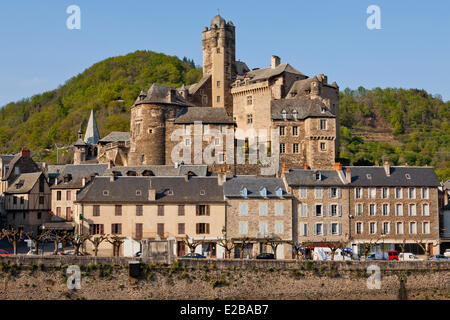 La France, l'Aveyron, Vallée du Lot, Estaing, étiqueté Les Plus Beaux Villages de France (les plus beaux villages de France), un arrêt sur el Camino de Santiago, inscrite au Patrimoine Mondial de l'UNESCO, vue sur le château du 16ème siècle et le pont gothique sur le Lot River Banque D'Images