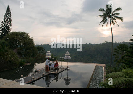 L'INDONÉSIE, Bali, Ubud, le Kupu Kupu Barong hôtel, dîner romantique au coucher du soleil Banque D'Images