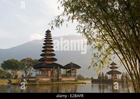 L'INDONÉSIE, Bali, près de Bedugul, temple Pura Ulun Danu Bratan lake au lever du soleil Banque D'Images