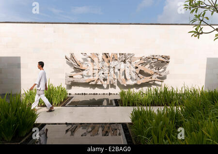 L'INDONÉSIE, Bali, Jimbaran, péninsule de Bukit, Alila Hotel Uluwatu, homme seul Banque D'Images