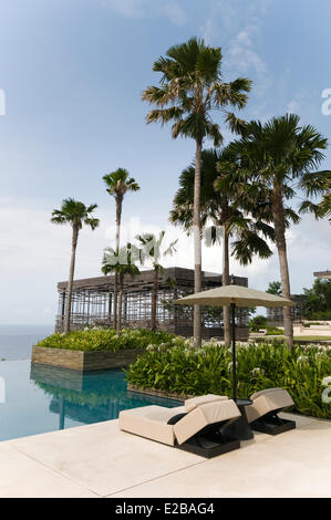 L'INDONÉSIE, Bali, péninsule de Bukit, Alila Uluwatu Jimbaran, l'hôtel, piscine extérieure donnant sur l'Océan Indien Banque D'Images