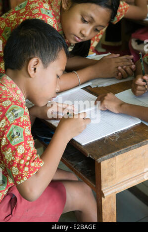 L'INDONÉSIE, Bali, Tabanan, Taman Sari Buwana Tunjuk, village traditionnel, au sein d'une école, les enfants apprennent à lire et à écrire Banque D'Images