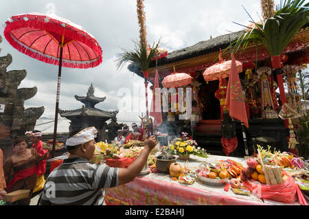 L'INDONÉSIE, Bali, près de Bedugul, temple d'Ulun Danu Batur, cérémonie religieuse annuelle, l'homme faire une offrande Banque D'Images