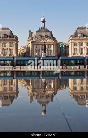 France, Gironde, Bordeaux, zone classée au Patrimoine Mondial de l'UNESCO, Place de la Bourse, tramways Banque D'Images