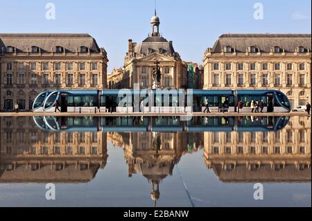 France, Gironde, Bordeaux, zone classée au Patrimoine Mondial de l'UNESCO, Place de la Bourse, tramways Banque D'Images