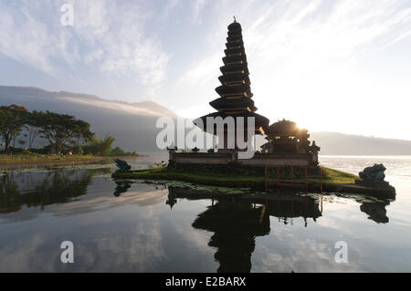 L'INDONÉSIE, Bali, près de Bedugul, temple de Pura Ulun Danu Bratan lake au lever du soleil et son reflet sur le lac Banque D'Images
