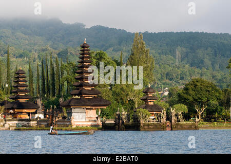 L'INDONÉSIE, Bali, près de Bedugul, temple Pura Ulun Danu Bratan lake au lever du soleil Banque D'Images