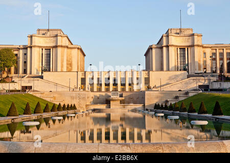 France, Paris, fontaines dans les jardins du Trocadéro et Palais de Chaillot Banque D'Images