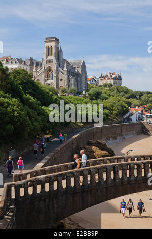 France, Pyrénées Atlantiques, Biarritz, la plage et l'église Sainte Eugénie Banque D'Images