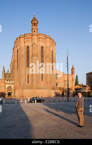 La France, Tarn, Albi, la cité épiscopale, classée au Patrimoine Mondial de l'UNESCO, la cathédrale Sainte-Cécile et le square Banque D'Images