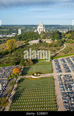 France, Calvados, Lisieux, tombes de la Seconde Guerre mondiale dans le cimetière, les soldats britanniques et déportés, la Basilique de Sainte Thérèse Banque D'Images