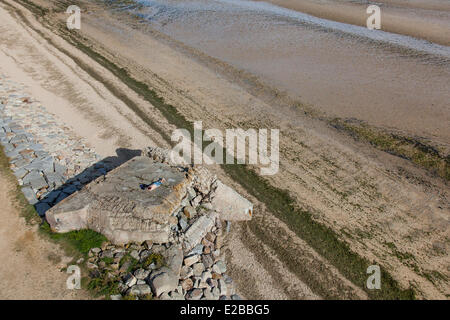 France, Calvados, Graye-sur-Mer, la plage Juno, un bunker sur la plage (vue aérienne) Banque D'Images