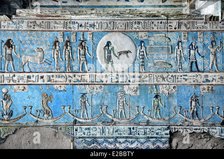 Détails de plafond de Dendera Temple d'Hathor montrant le nouveau plafond nettoyé Banque D'Images