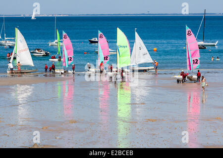 France, Vendée, Ile d'Yeu, Marais, Vente bateaux à voile sur la plage Banque D'Images