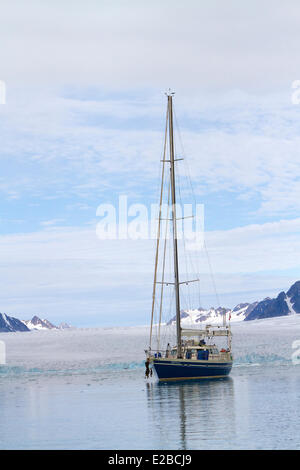 La Norvège, Svalbard, Spitzberg, Krossfjorden, voilier en face du glacier Lilliehook Banque D'Images