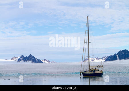 La Norvège, Svalbard, Spitzberg, Krossfjorden, voilier en face du glacier Lilliehook Banque D'Images