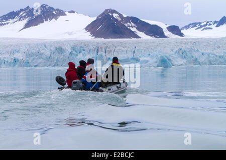 La Norvège, Svalbard, Spitzberg, touristes motoring en zodiac près de Lilliehook, Glacier Krossfjorden Banque D'Images