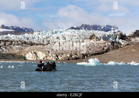 La Norvège, Svalbard, Spitzberg, touristes motoring en zodiac près de Lilliehook, Glacier Krossfjorden Banque D'Images