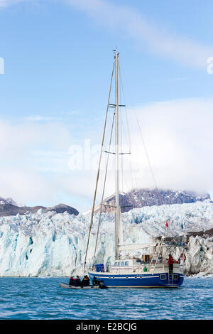 La Norvège, Svalbard, Spitzberg, Krossfjorden, voilier en face du glacier Lilliehook Banque D'Images