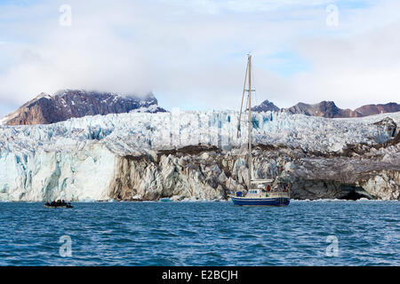 La Norvège, Svalbard, Spitzberg, Krossfjorden, voilier en face du glacier Lilliehook Banque D'Images